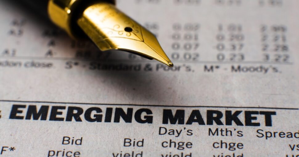 Füllfederhalter auf Zeitung mit Titel "Emerging Market".