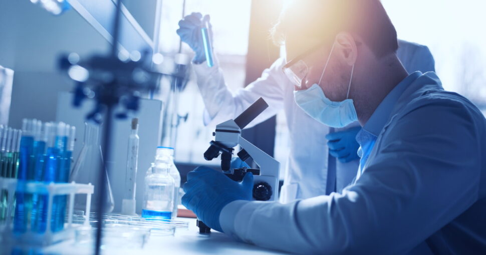 Ein Wissenschaftler im Labor untersucht Proben mit einem Mikroskop.