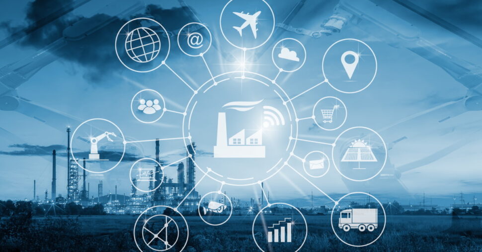 Industrie 4.0 Konzept mit vernetzten Symbolen über einer Fabriklandschaft in blauem Farbton.