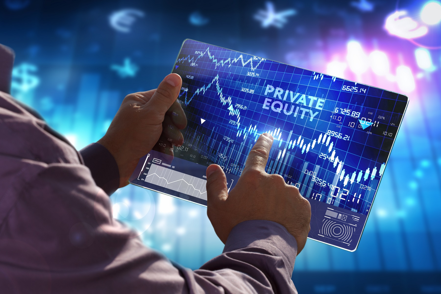 Person hält Tablet mit Finanzdaten und dem Text "Private Equity". Blauer Hintergrund mit Symbolen.
